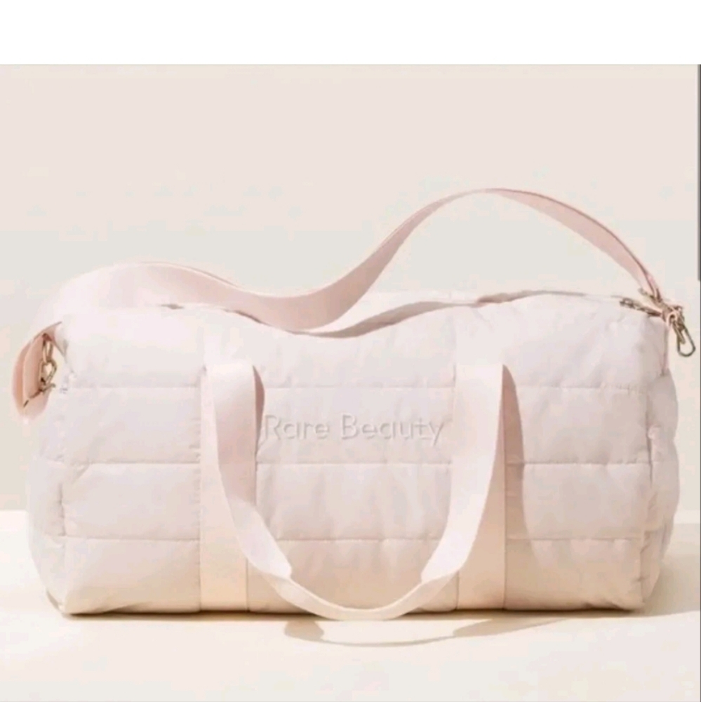 𝐍𝐄𝐖 Rare Beauty Puffy Weekend Duffel Bag NEW - Picture 2 of 3